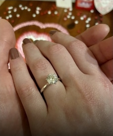 一个强大的成功女人展示她美丽的订婚戒指的爱情故事